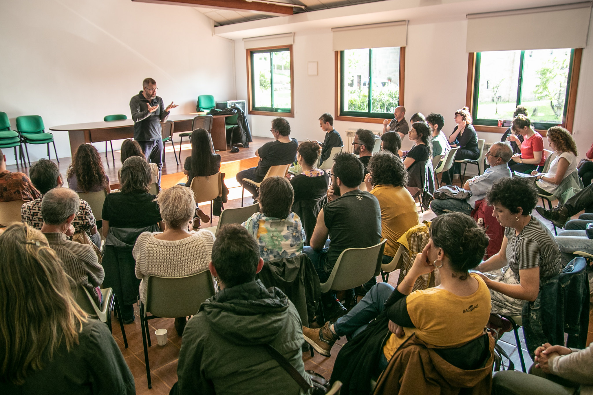 The coordinator of Concomitentes, Fran Quiroga, during his speech. © Andreia Iglesias