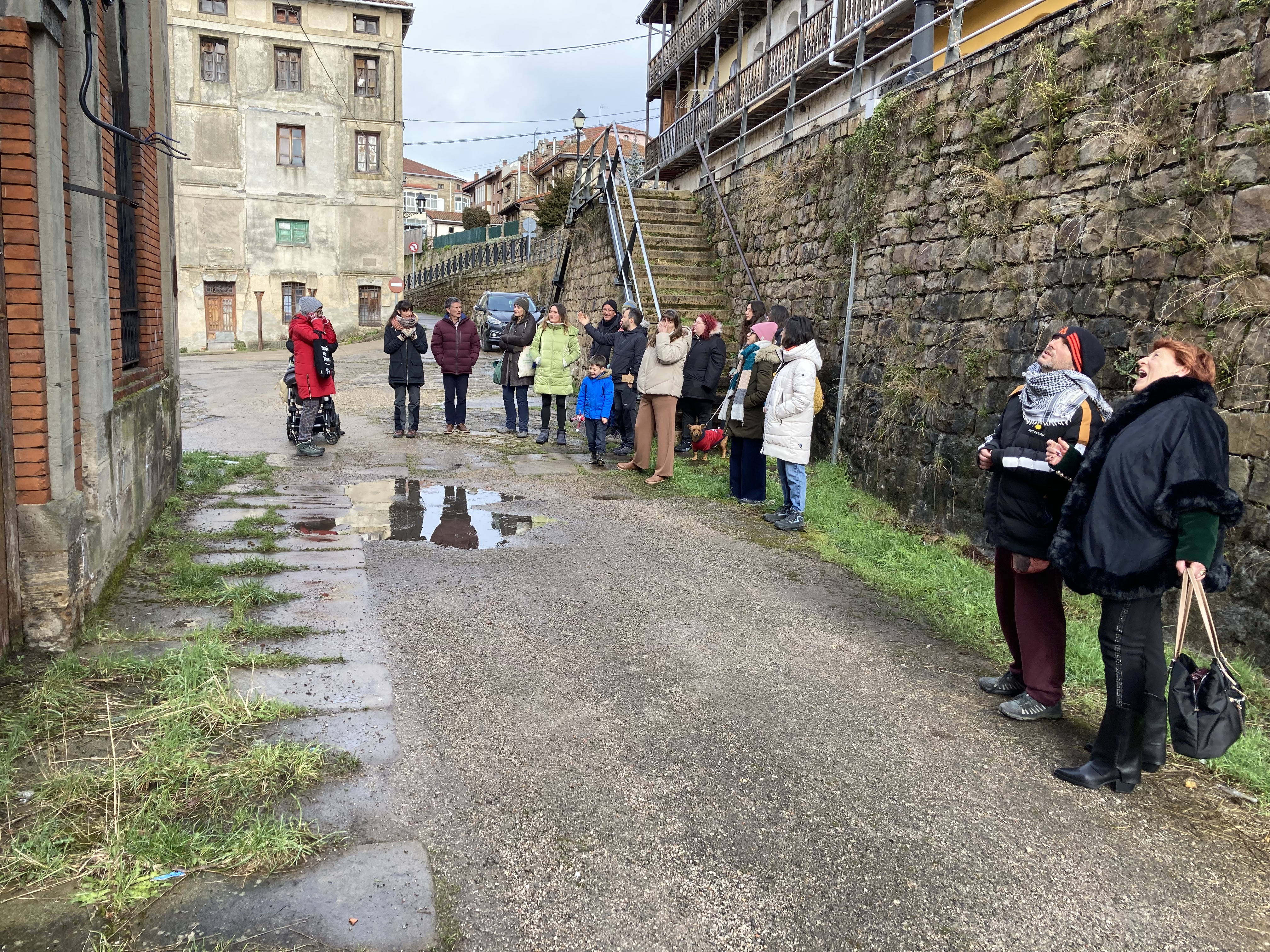 Comissioners looking a building in Barruelo de Santullán.